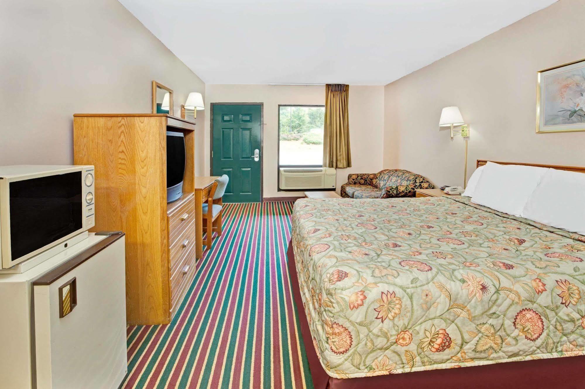 Super 8 By Wyndham Marietta/West/Atl Area Hotel Ngoại thất bức ảnh