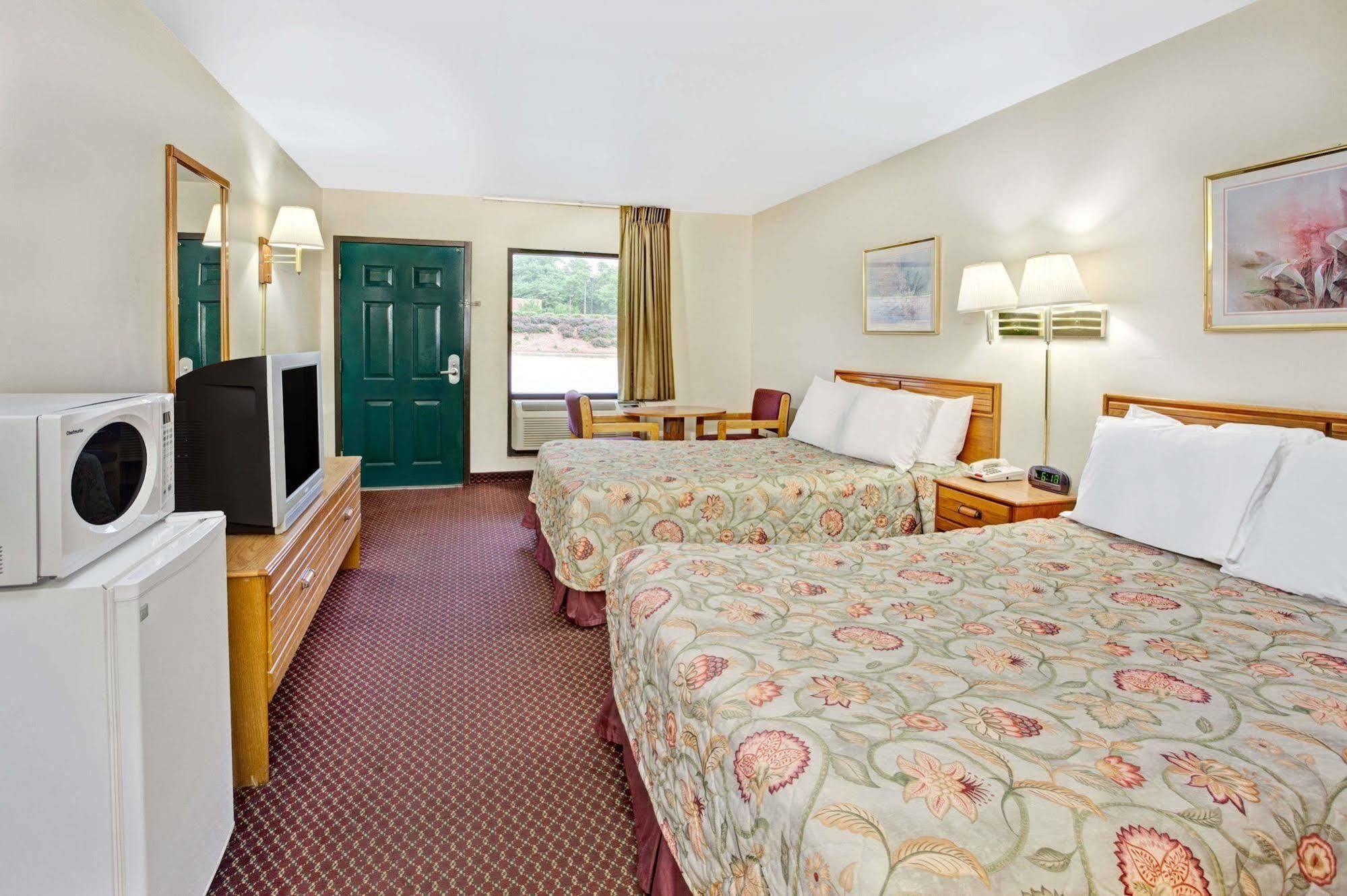 Super 8 By Wyndham Marietta/West/Atl Area Hotel Ngoại thất bức ảnh