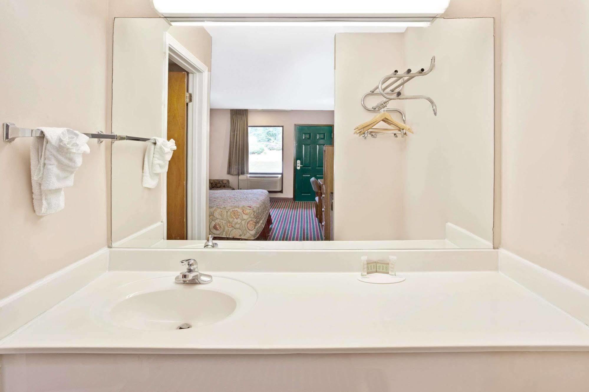 Super 8 By Wyndham Marietta/West/Atl Area Hotel Ngoại thất bức ảnh
