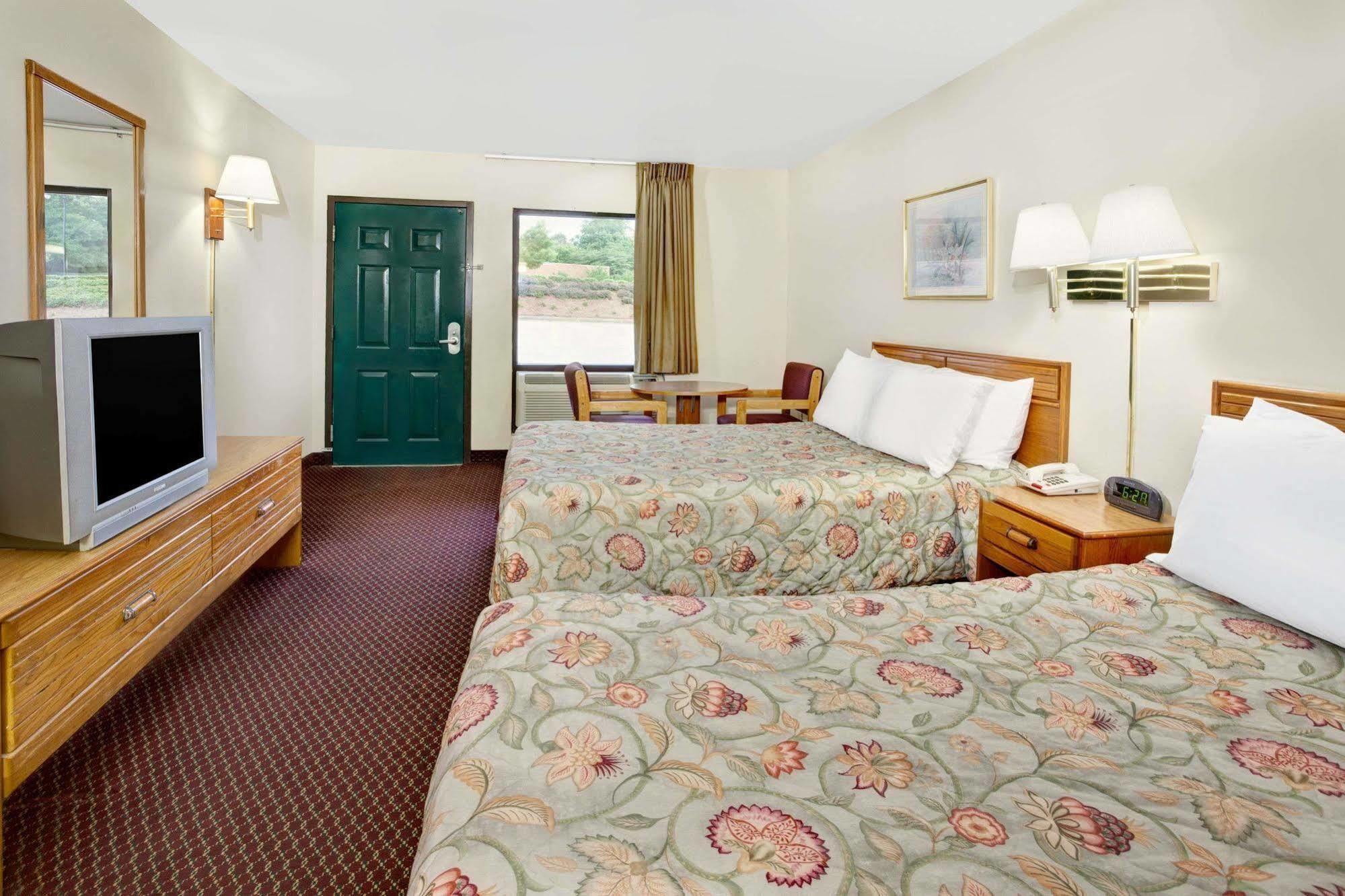 Super 8 By Wyndham Marietta/West/Atl Area Hotel Ngoại thất bức ảnh